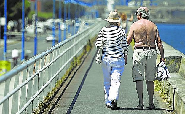 Aunque el día amaneció lluvioso, ayer por la tarde se abrieron claros y mucha gente disfrutó del sol en sus paseos vespertinos. 