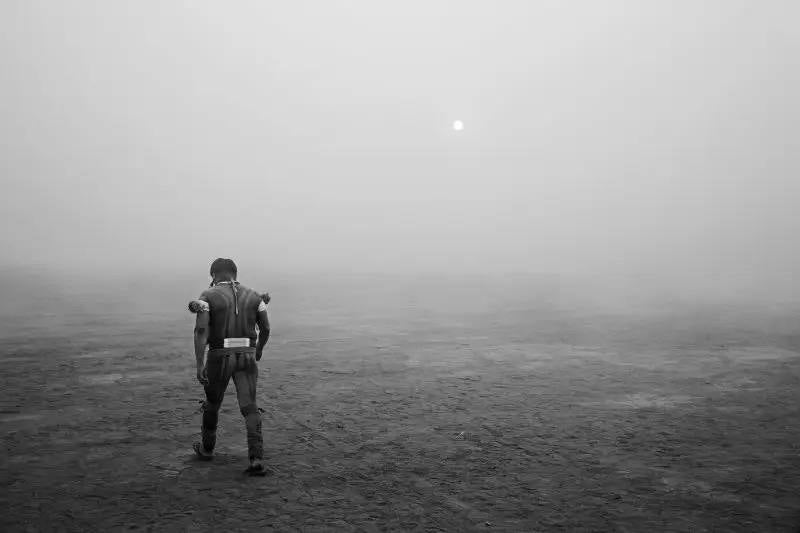 Distopía amazónica. Un hombre camina cerca la aldea de Yawalapiti, envuelto en el humo de los incendios en el parque indígena Xingú, la el Amazonas brasileño. 