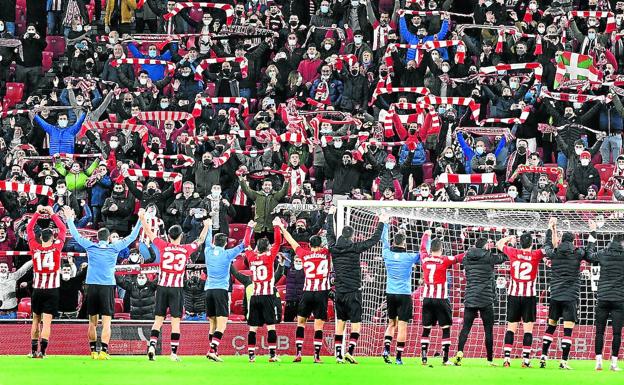Los jugadores del Athletic celebran una victoria con la grada