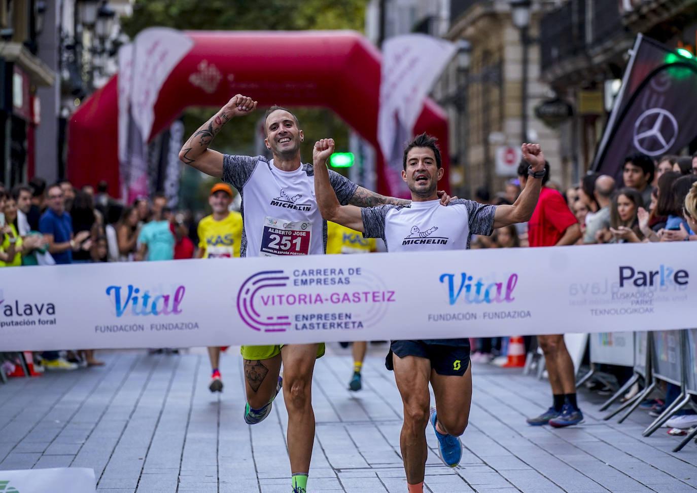 Fotos: La Carrera de Empresas llena de atletismo la &#039;almendra&#039;