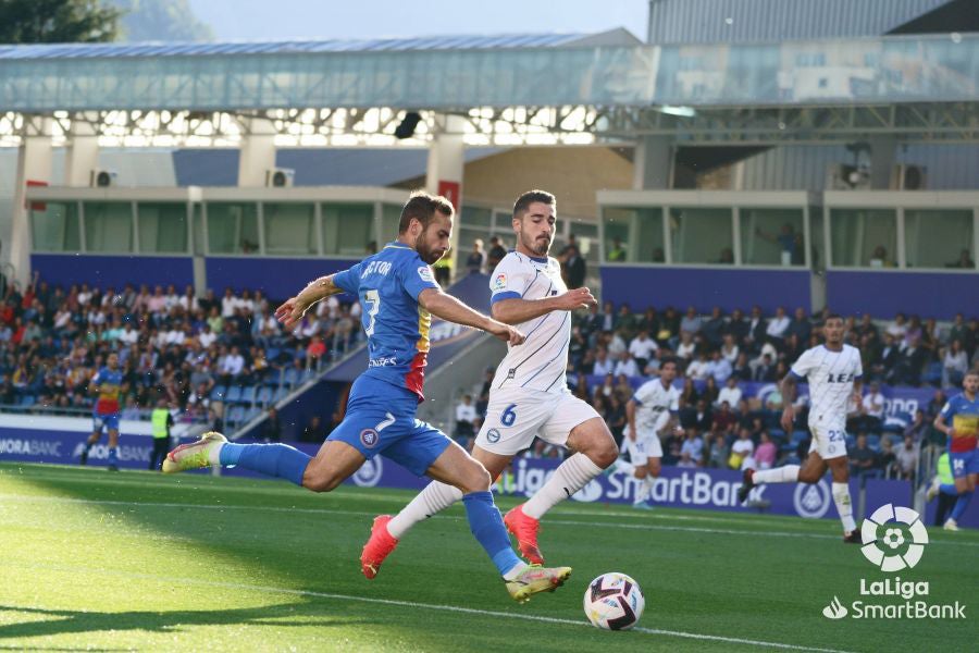 Destacado. Moya, uno de los mejores ayer, persigue al local Hector Hevel. 