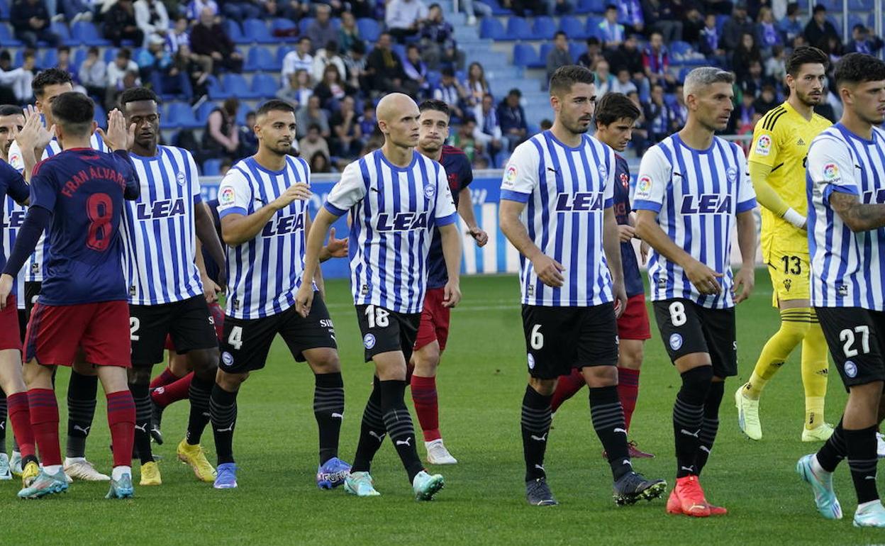 Los jugadores del Alavés y el Albacete se saludan antes del encuentro. 