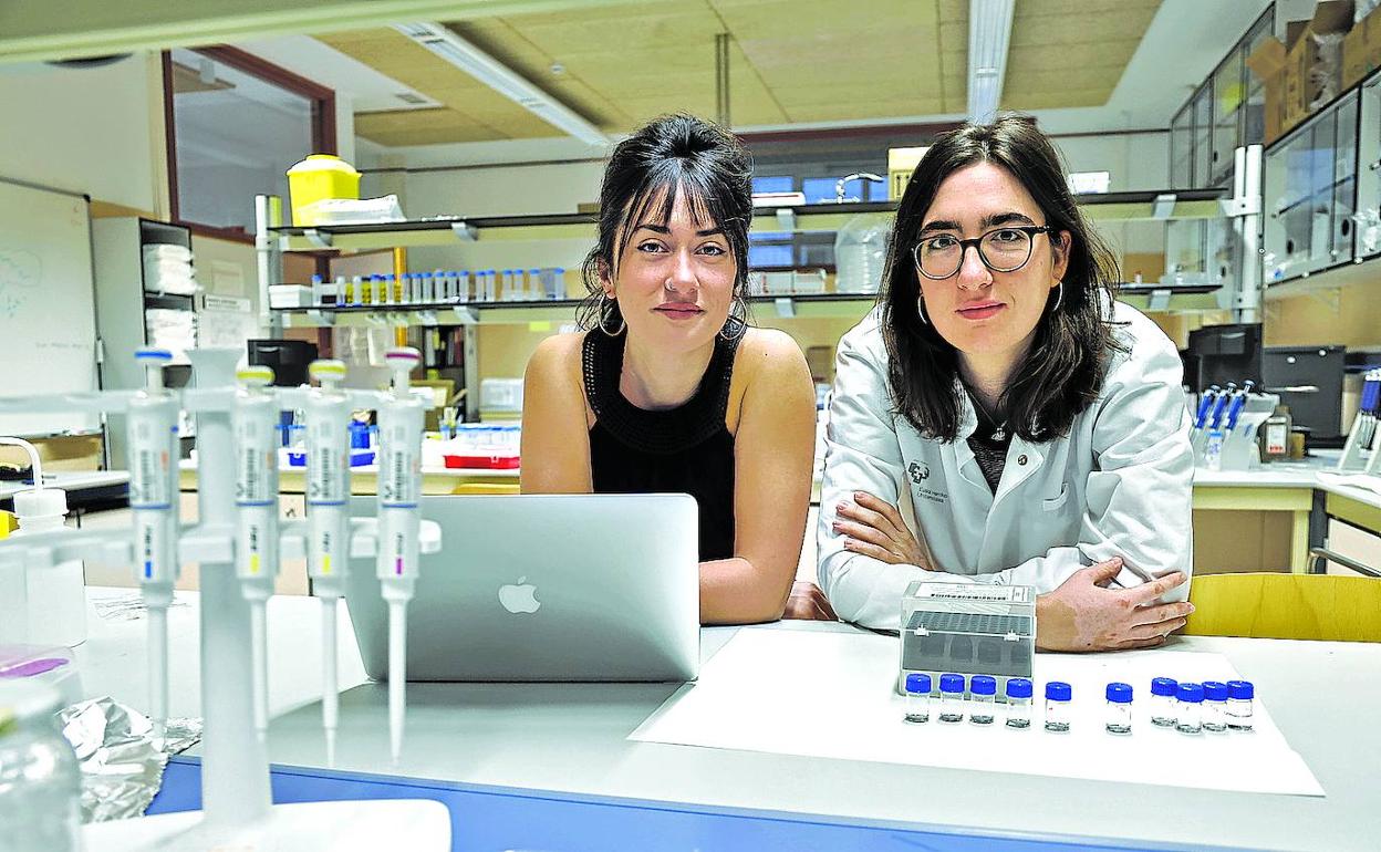 Ane Fernández de Arbina junto a Isabel Poves, del departamento de desarrollo y optimización de Alba Biotech. 