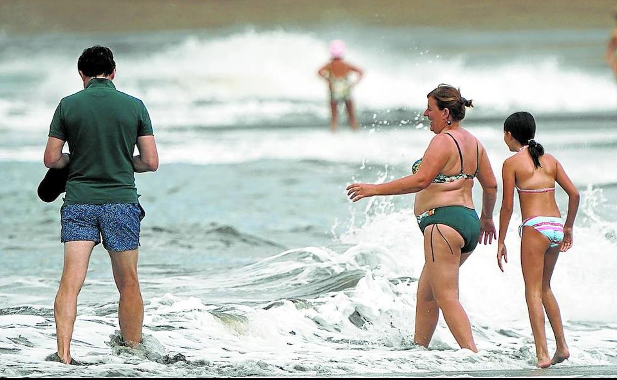 Con la temperatura del agua a 18 grados hubo quien se lanzó a darse un chapuzón.