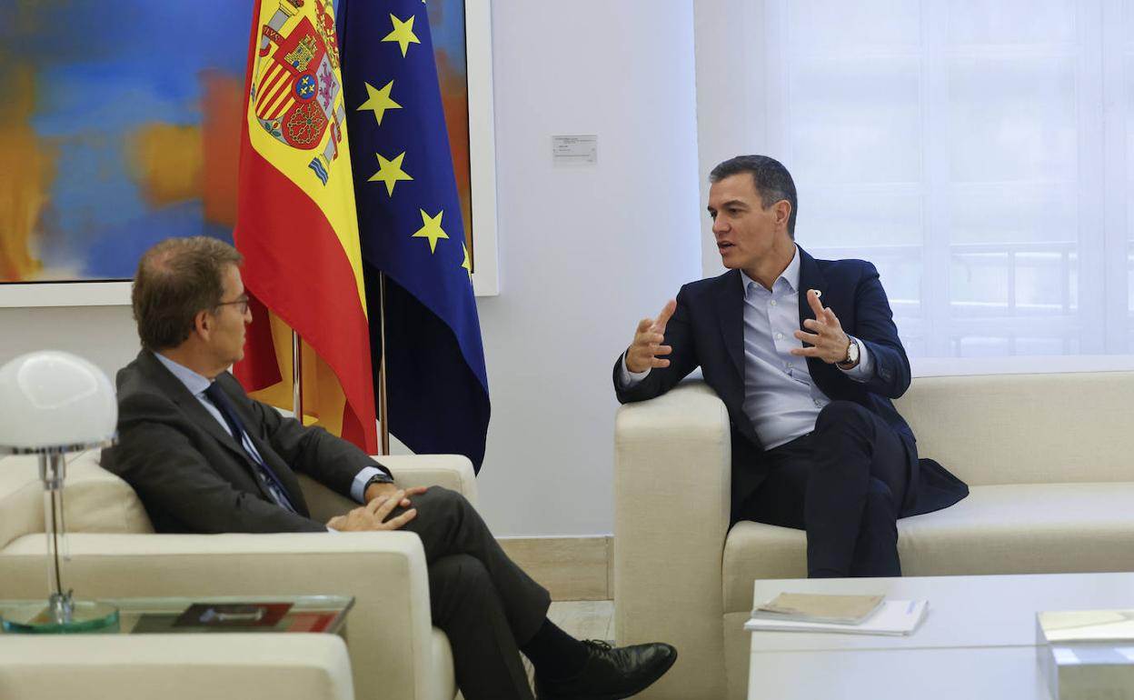 Pedro Sánchez y Alberto Núñez Feijóo conversan en la