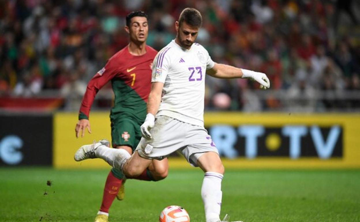 Unai Simón golpea en presencia de Cristiano Ronaldo en el Portugal-Espsña de septiembre. 