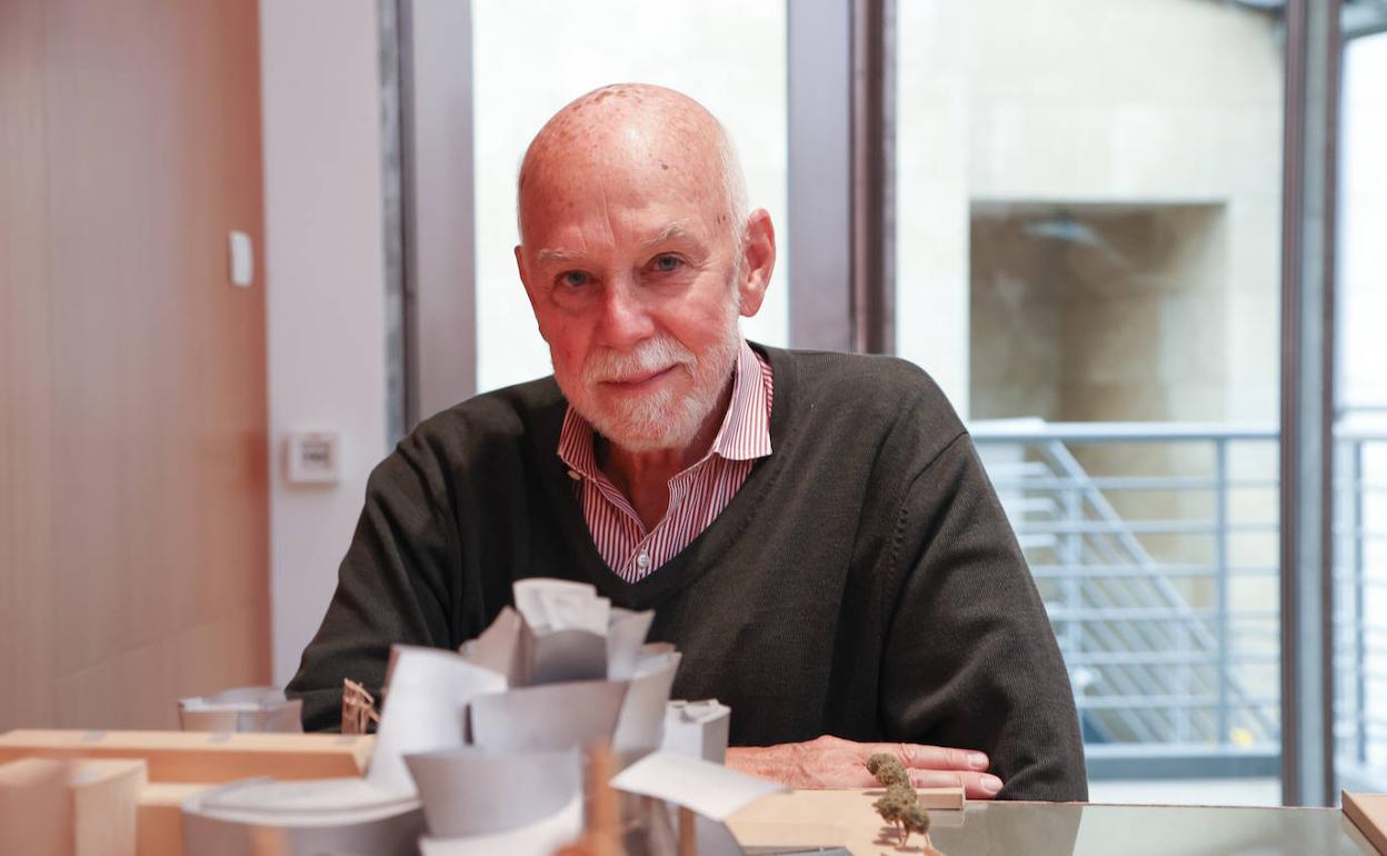 Richard Armstrong, frente a la maqueta de Gehry el edificio del Guggenheim. 