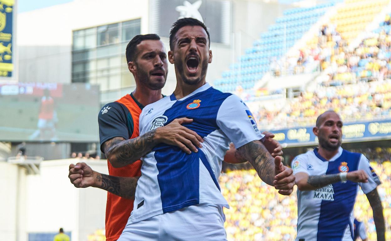 Joselu celebra uno de los dos goles que marcó en Cádiz. 