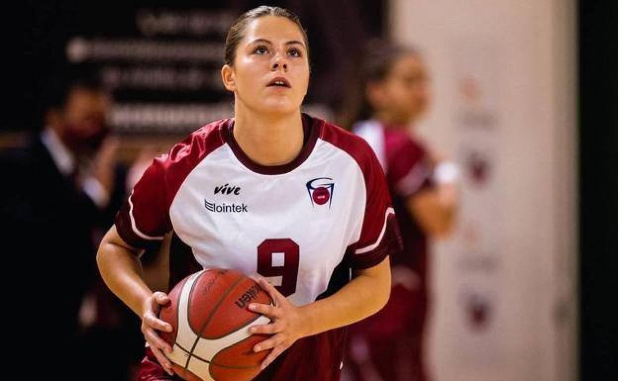 Marta Alberdi durante el calentamiento de un partido la temporada pasada. 