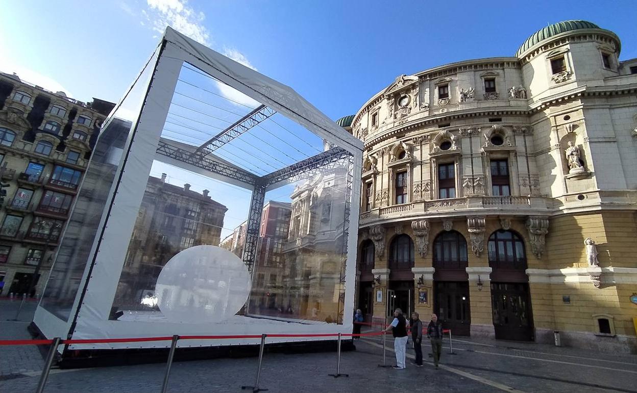 Los participantes harán hinchar la esfera de la instalación de SpY frente al Arriaga. 