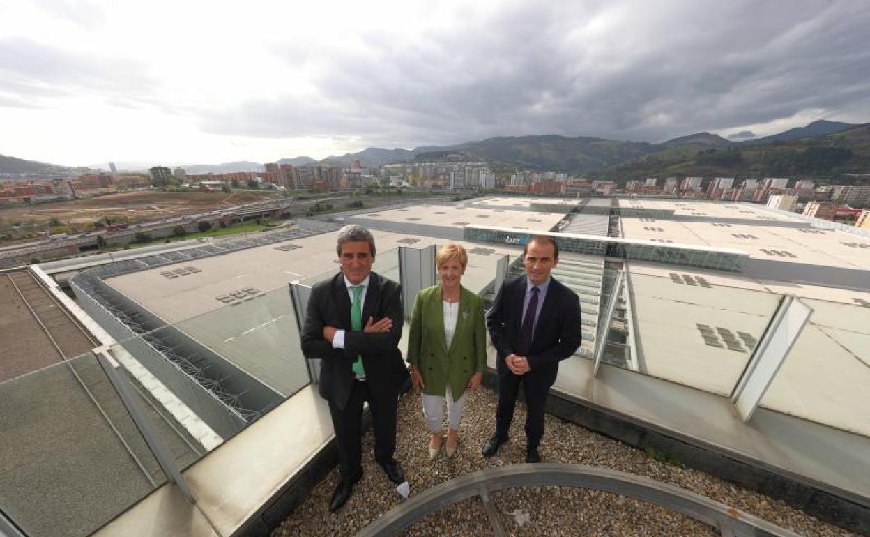 La consejera Arantxa Tapia, entre el director general del BEC, Xabier Basañez, y el director general del EVE, Iñigo Ansola, en la presentación del proyecto en el BEC. 