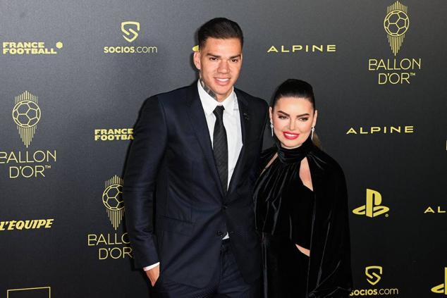 Ederson, guardameta del Manchester City, y su esposa, Lais Moraes, a su llegada a la ceremonia.