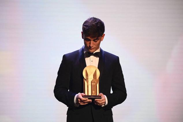 Gavi, centrocampista del Barcelona, sujeta el Trofeo Kopa que le acredita como mejor futbolista menor de 21 años en la temporada 2021-22.