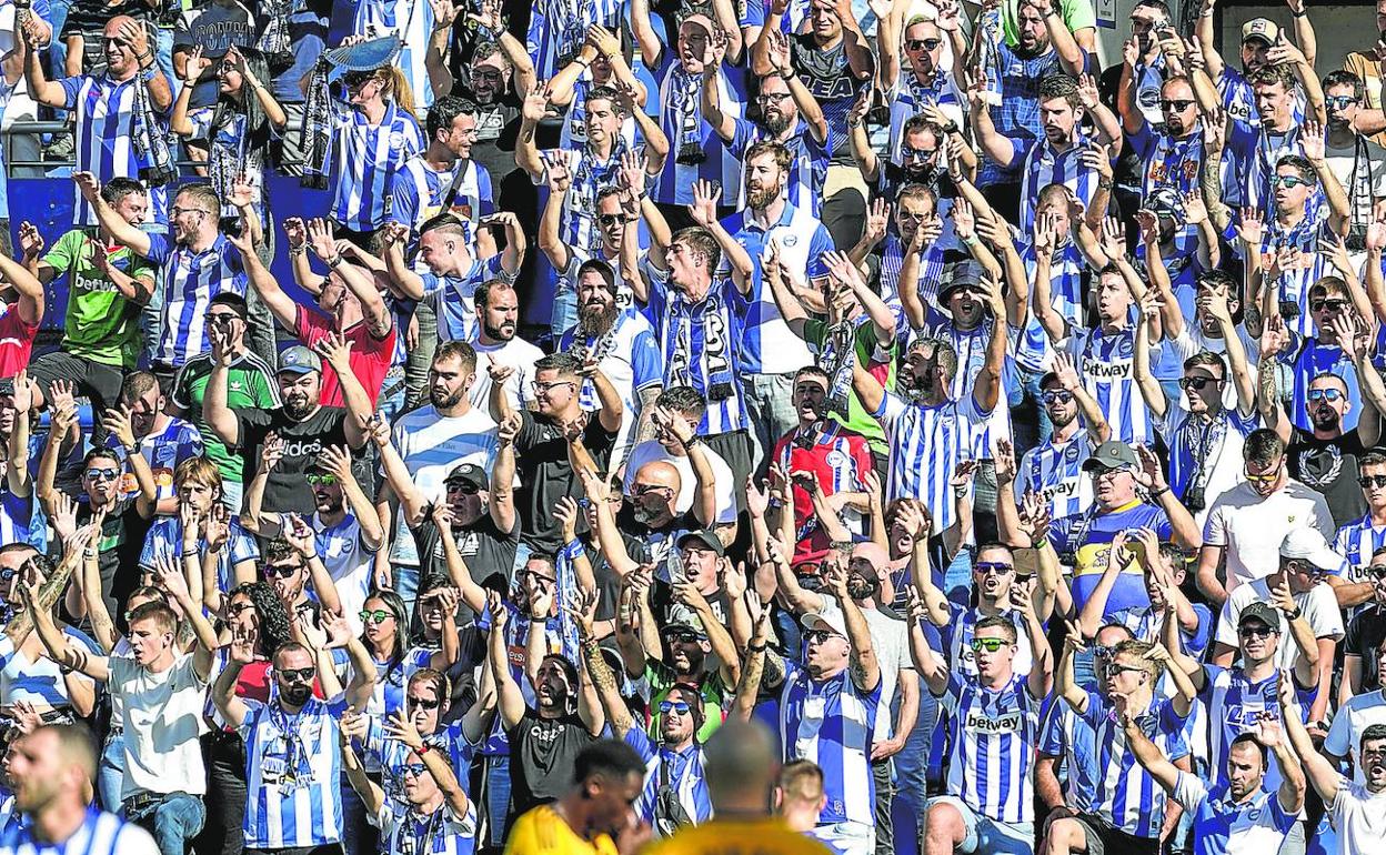 La grada de animación de la joven y ruidosa hinchada alavesista está ubicada en el fondo de Polideportivo de Mendizorroza.