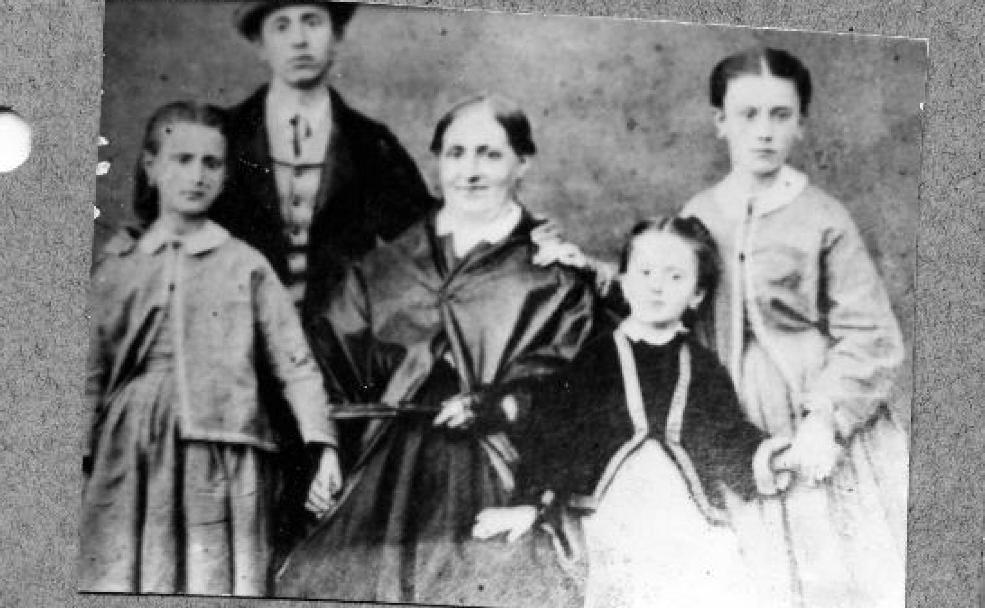 Los cuatro hermanos Urquiola: Manuela, Esteban, Juliana e Isabel, rodeando a su madre Sebastiana de Estala.