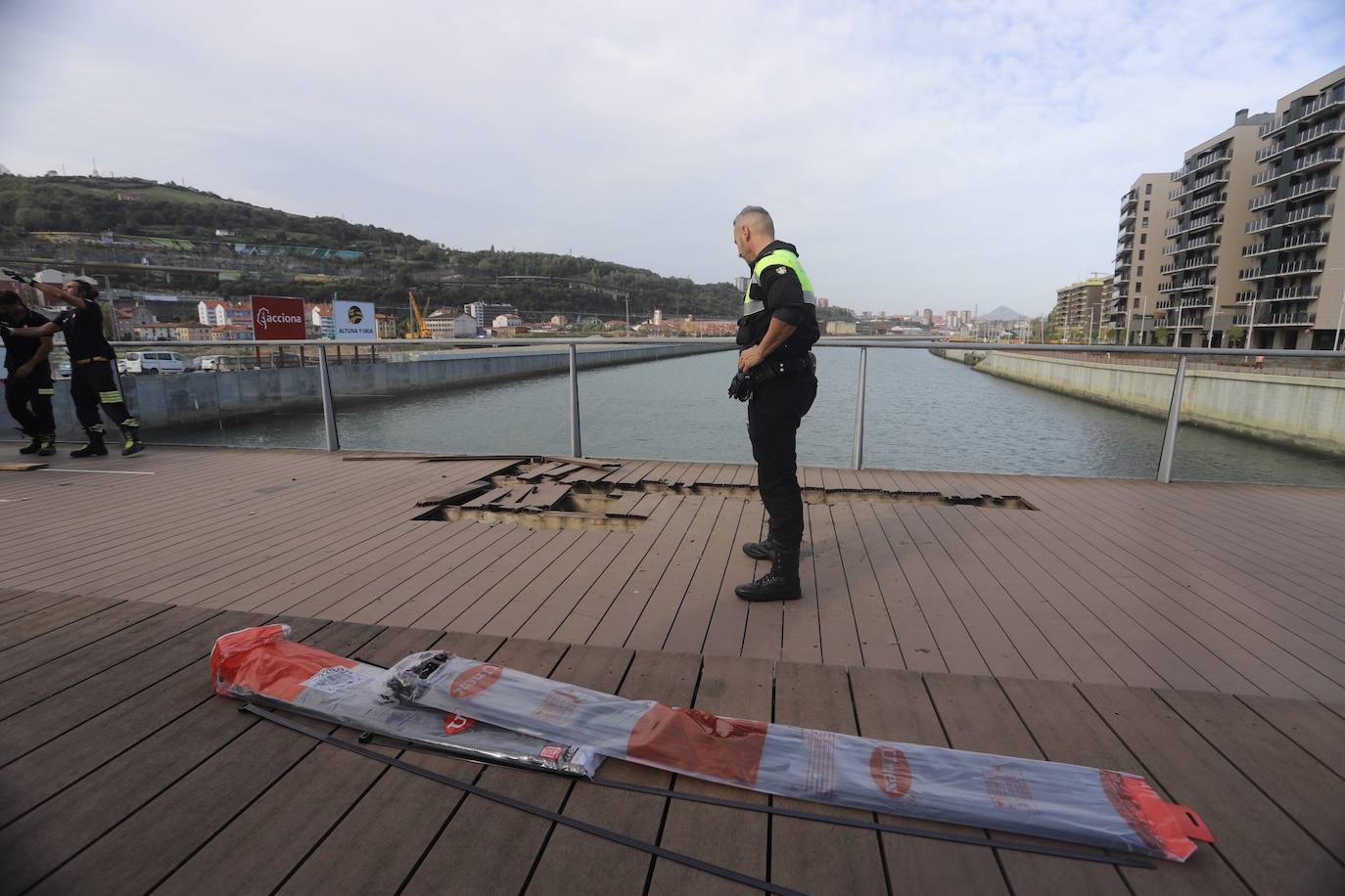 Fotos: Se abre un agujero en el puente Gehry en Bilbao