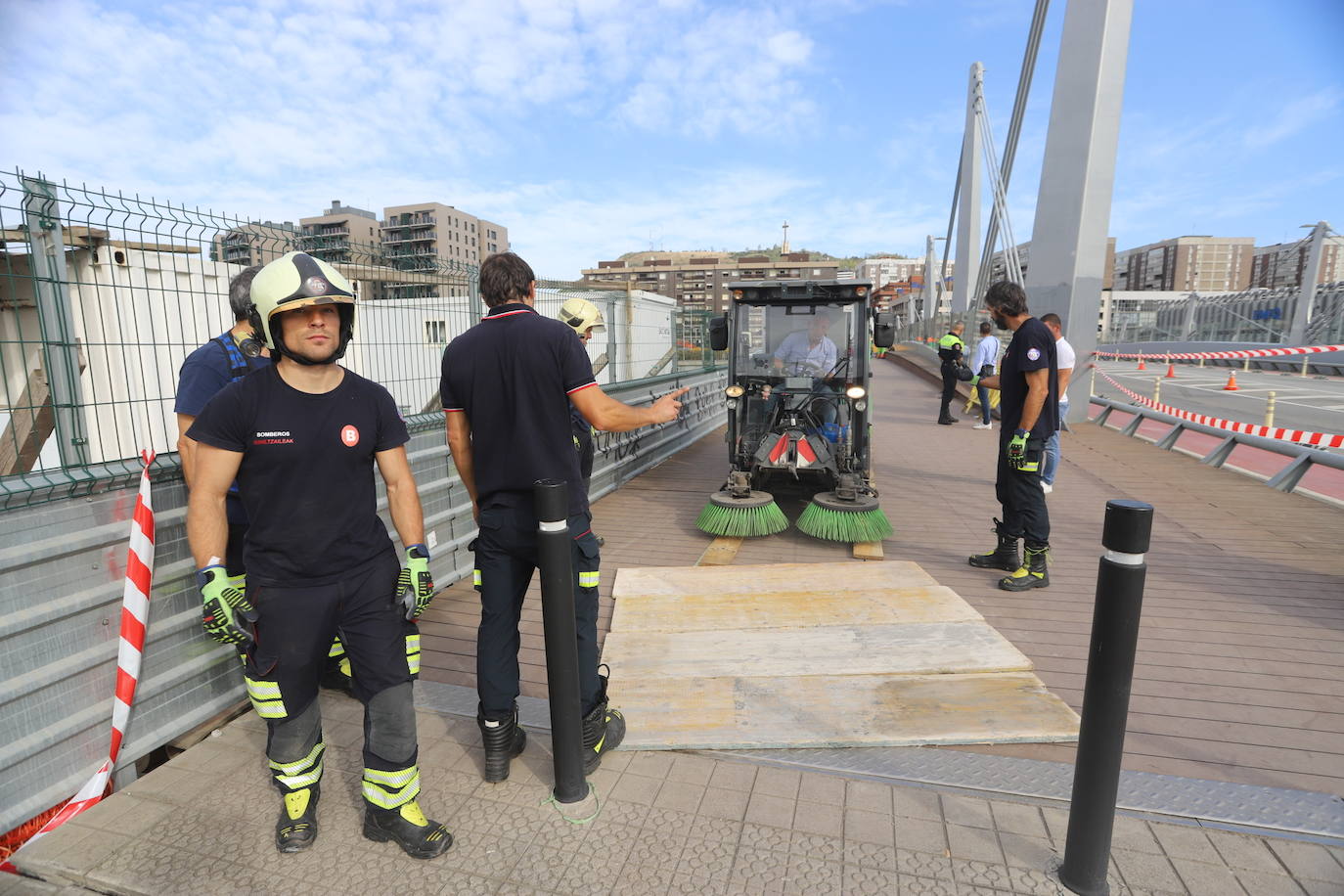 Fotos: Se abre un agujero en el puente Gehry en Bilbao