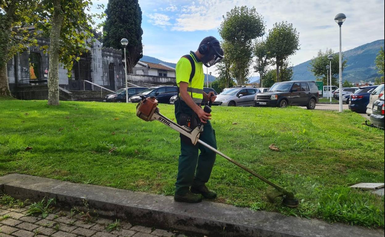 Dos de las plazas son para hacer el mantenimiento de las zonas verdes de Amurrio. 
