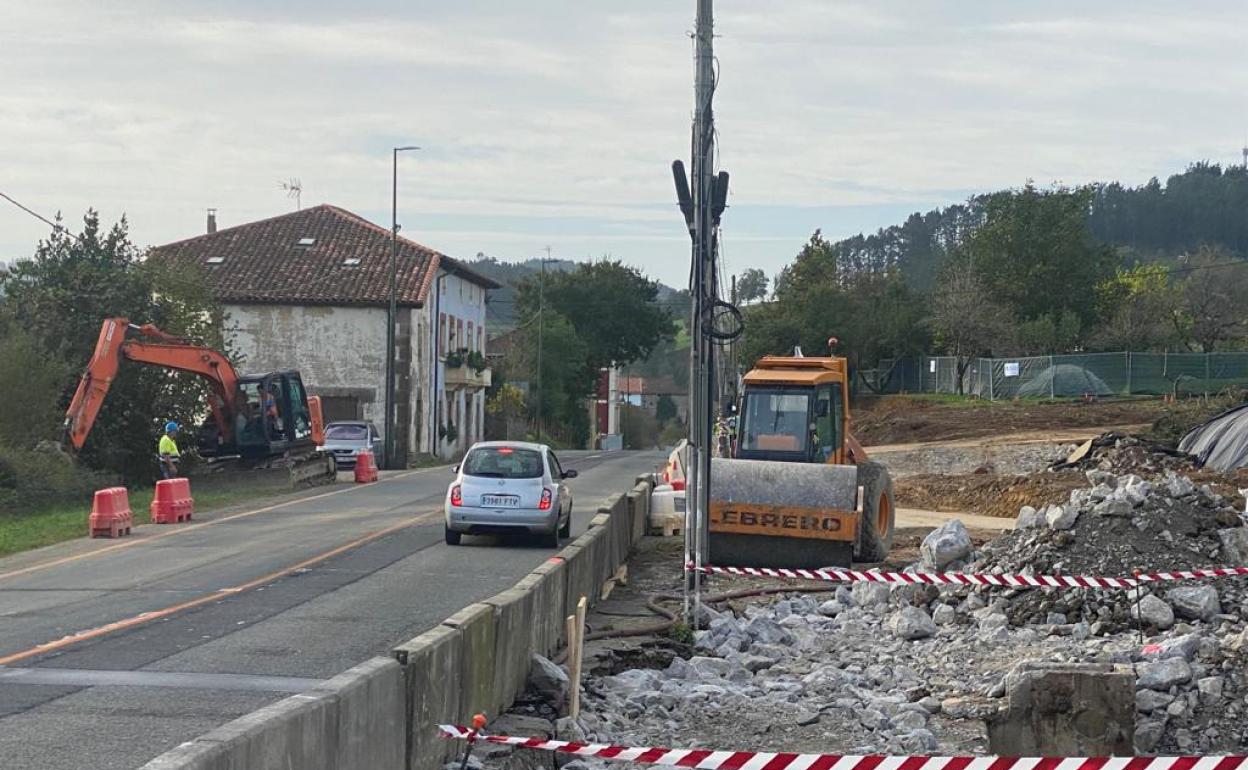 Las obras de la travesía Zelaieta de Gautegiz Arteaga han comenzado en el cruce en dirección al Urdaibai Bird Center. 