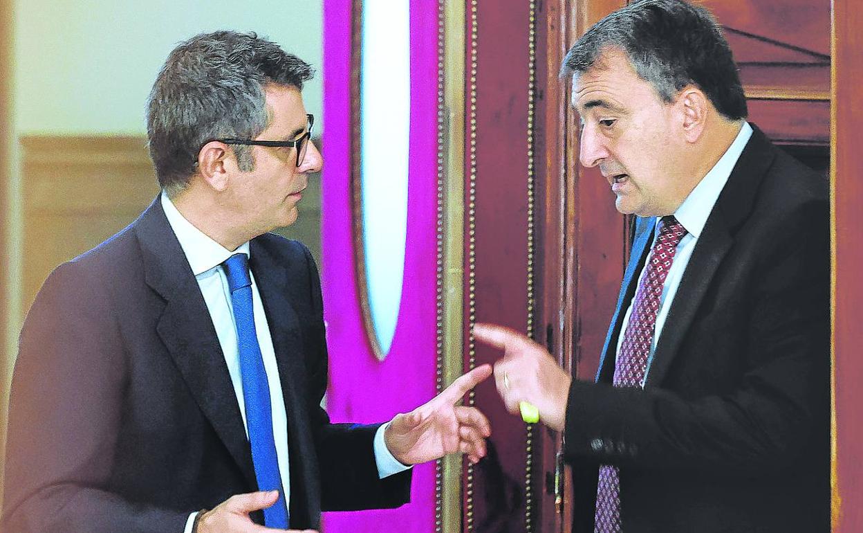 El ministro Félix Bolaños y Aitor Esteban conversan la semana pasada en los pasillos del Congreso. 