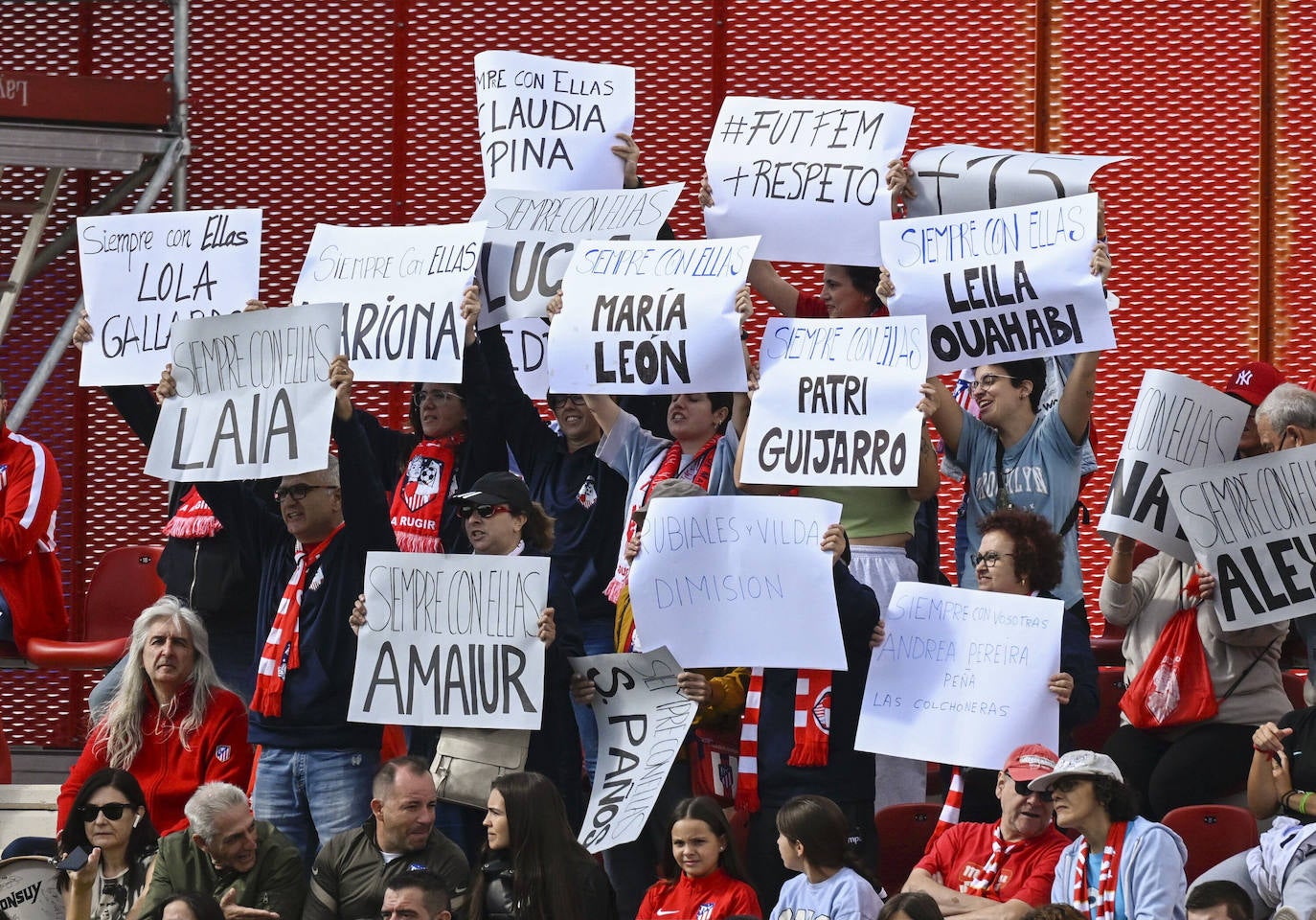 Pancartas de apoyo en un partido de Liga a las jugadoras que han renunciado a la selección. 