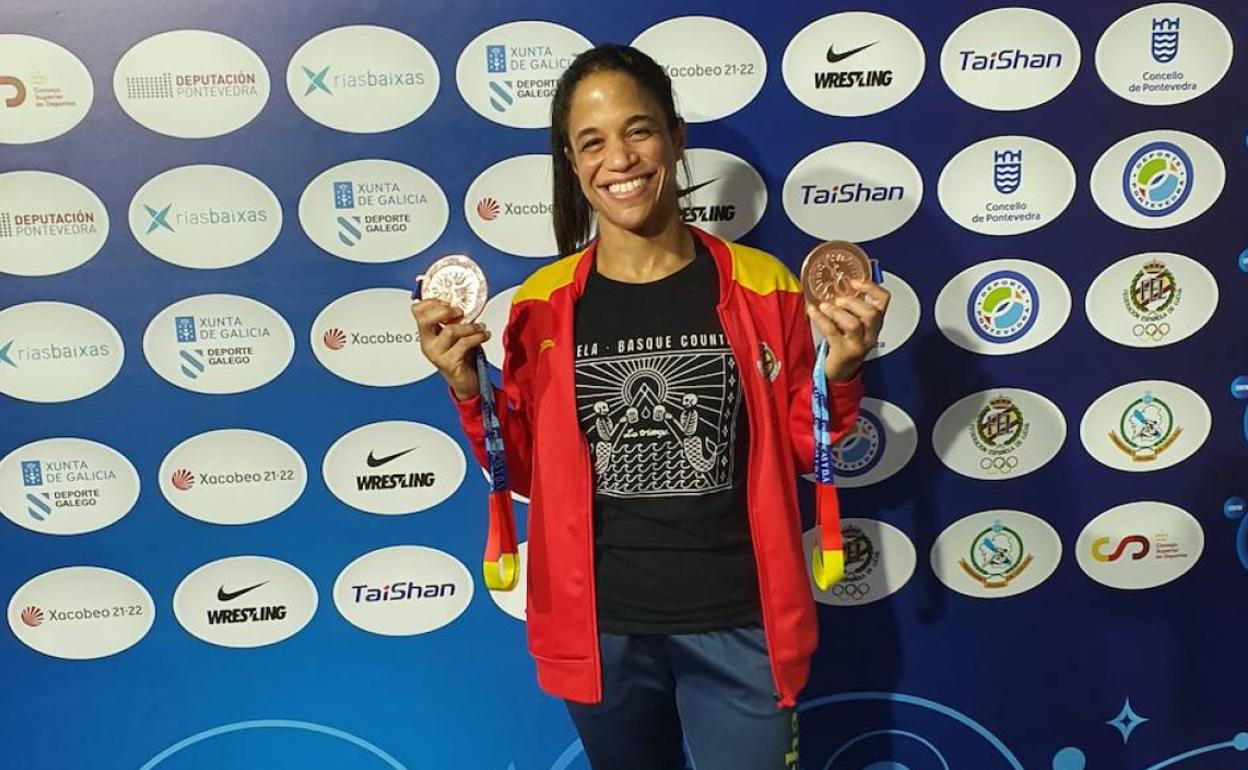 Naiomi Matthews muestra las dos medallas logradas en el Mundial. 