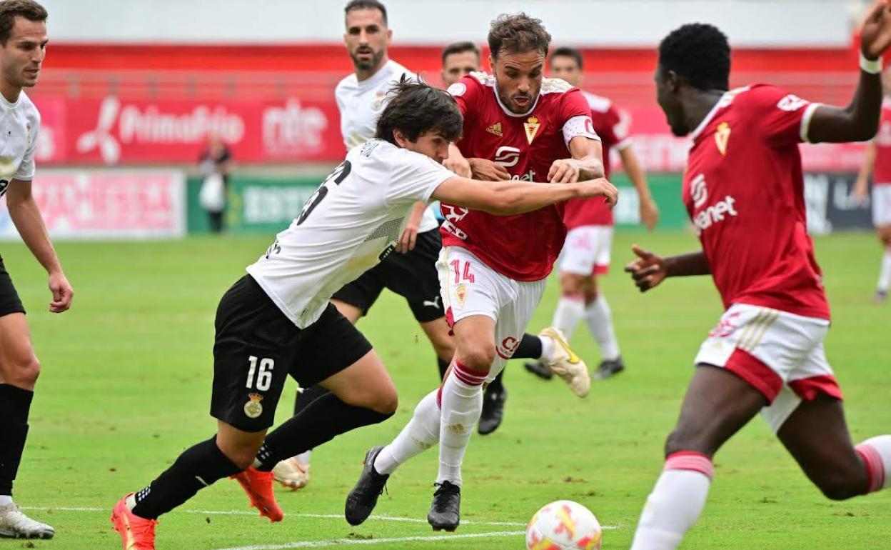 Pedro León en un partido de Liga con el Real Murcia. 