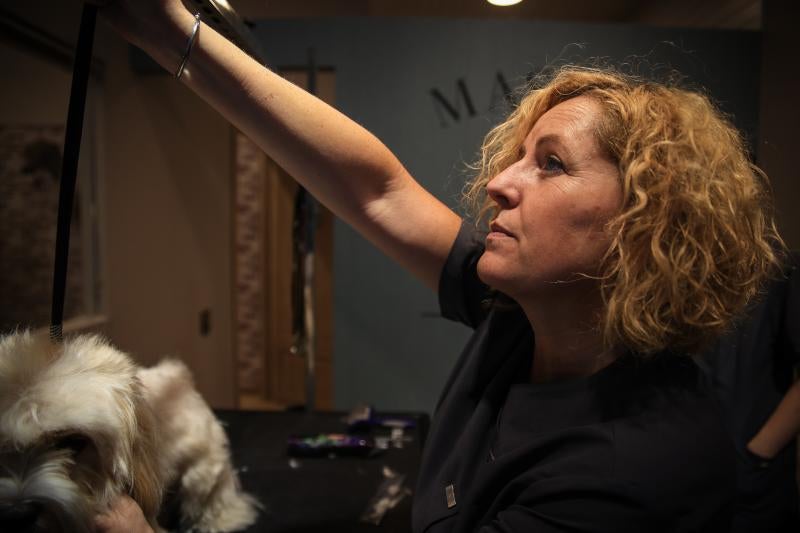 Mirari, bañando a otro cliente.