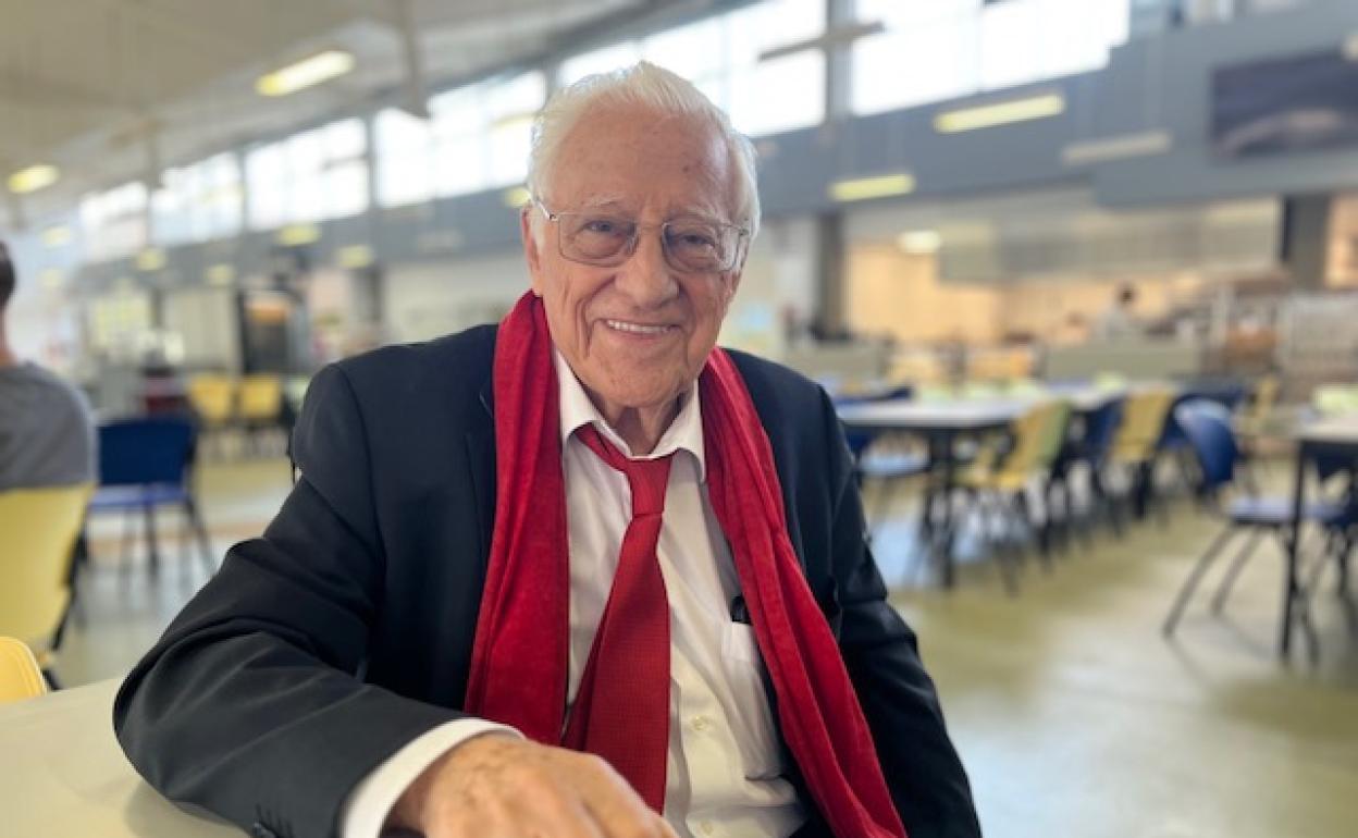 El padre Ángel durante su visita a la escuela de hostelería de Leioa. 