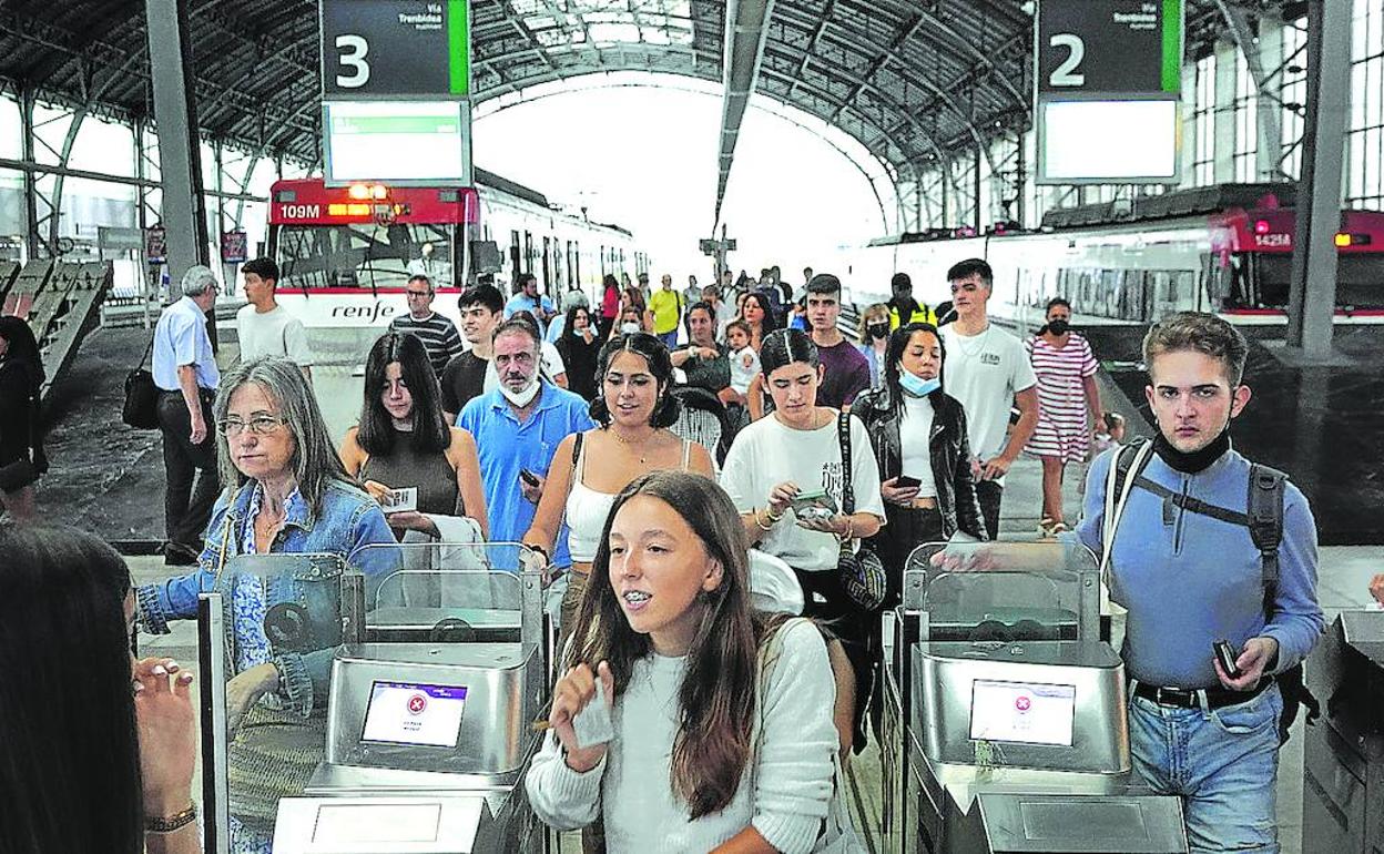 Usuarios del servicio de Cercanías Renfe en la estación Indalecio Prieto de Abando. 