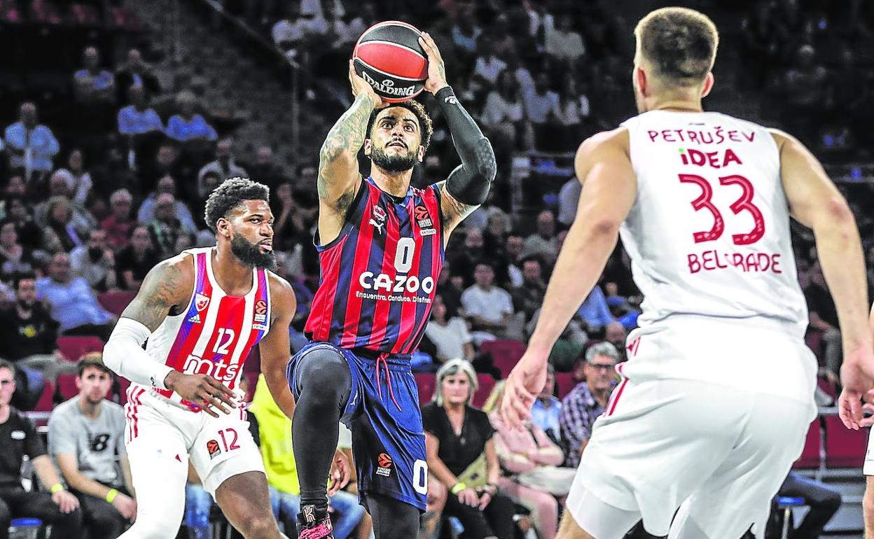 Otra portentosa exhibición anotadora de Markus Howard, que en la imagen lanza a canasta ante Petrusev apoyado sólo sobre una pierna.