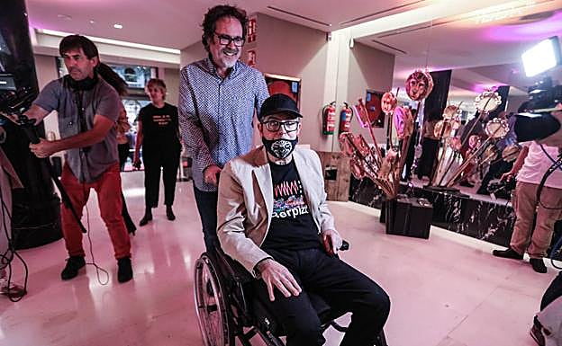 Kepa Junkera llega a la sala BBK acompañado del director del docimental, Fermín Aio. 