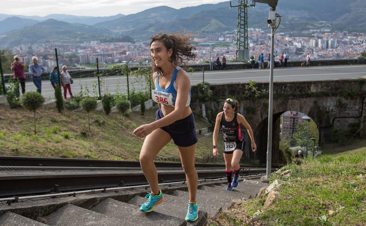 Dos participantes en pleno esfuerzo durante la edición de 20219 de la Subida por el Funicular. 