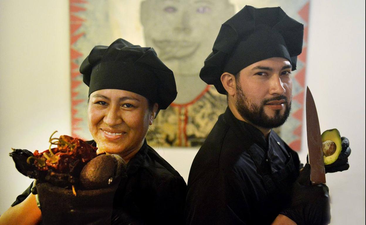 Los cocineros Felicidad Sillo y William Cascorrizo posan en el local.