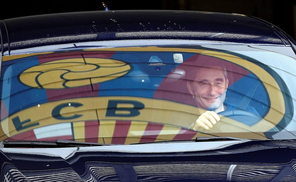 Valverde abandona en su coche las instalaciones del Nou Camp tras ser destituido. 