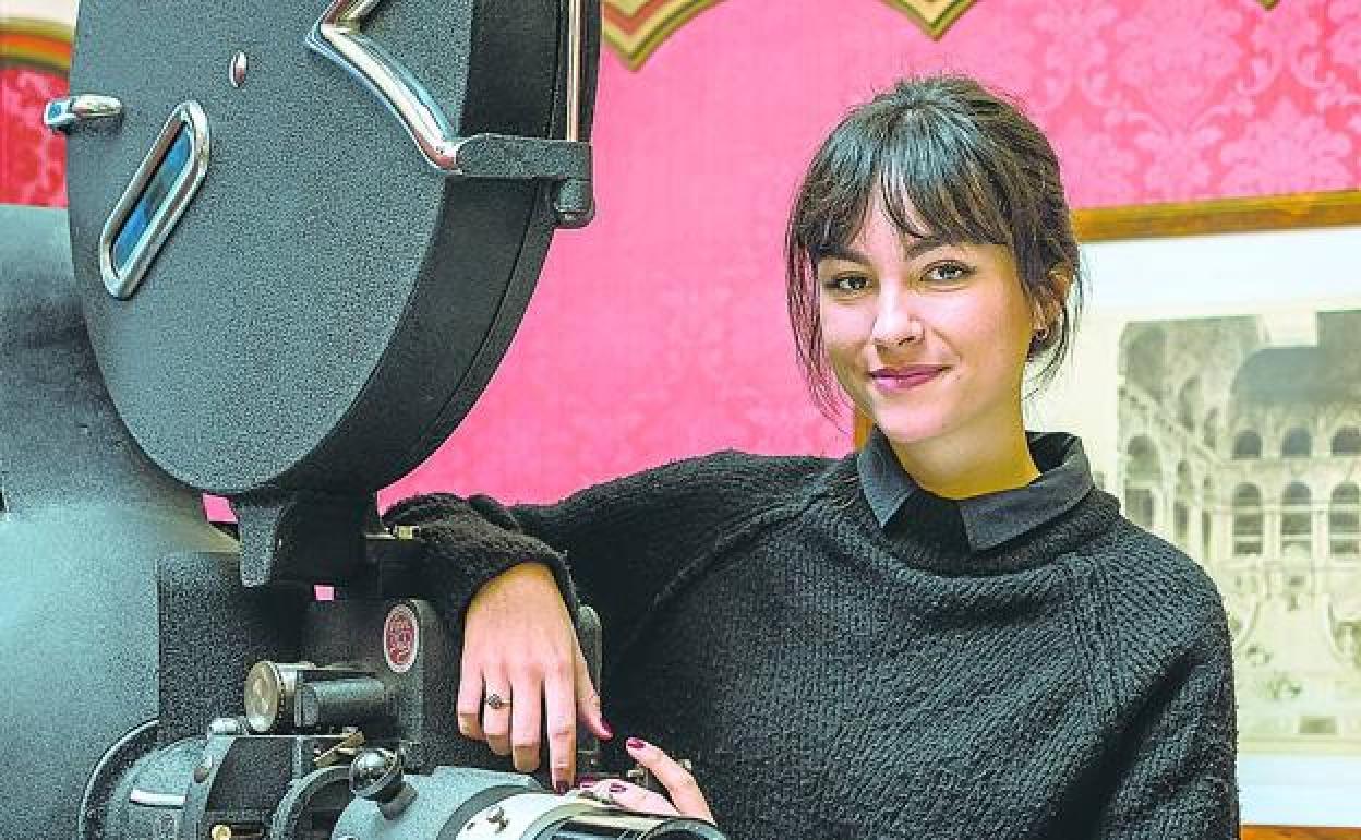 Bea de Silva posa junto al cinematógrafo que hay en el vestíbulo del Teatro Principal. 