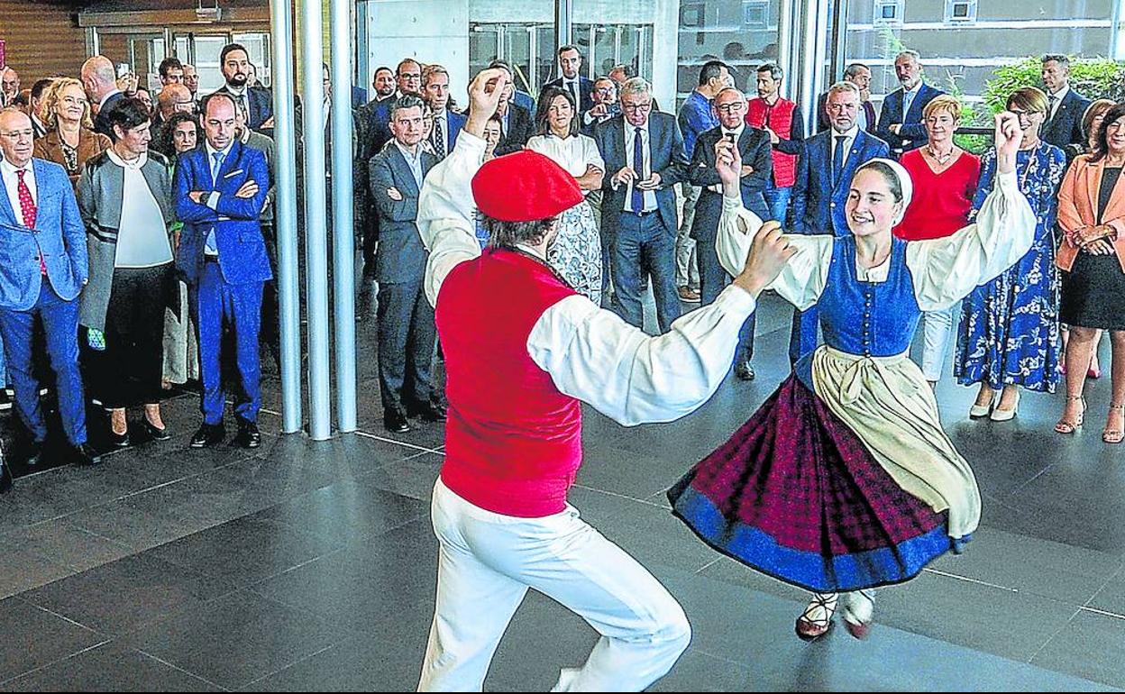 La danza y la música, con label alavés, amenizaron la celebración presidida por el lehendakari, Iñigo Urkullu.
