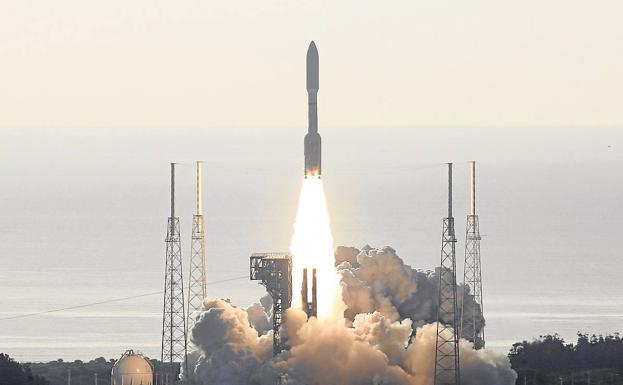 Lanzamiento de un cohete espacial desde las instalaciones de la NASA en Florida.