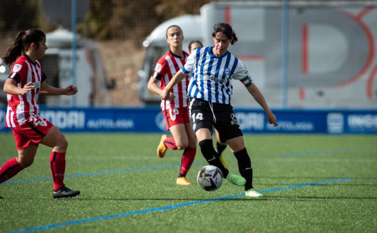 Míriam controla la pelota durante el encuentro ante el Athletic Club en Ibaia. 