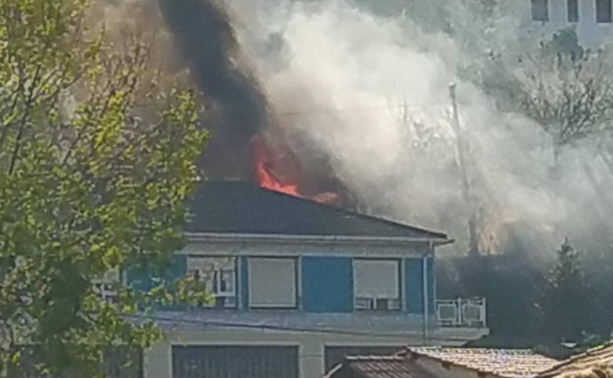 Los vídeos del incendio de Balmaseda: bomberos cruzando las llamas, tensión en los barrios...
