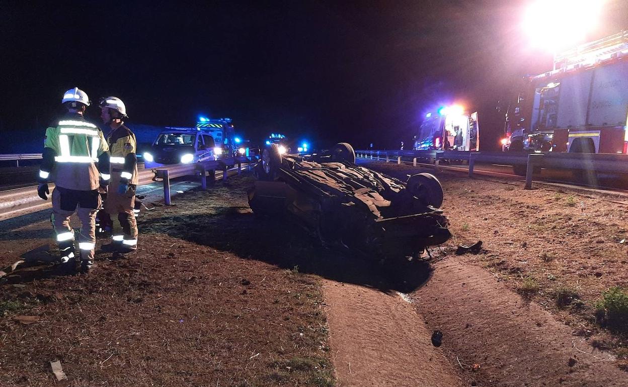 Heridos una niña de 2 años y sus padres tras volcar su vehículo en la A-1