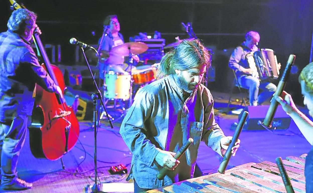 Esta nueva temporada se inició con el particular jazz de Hutsus + J. E. L. Trío. 