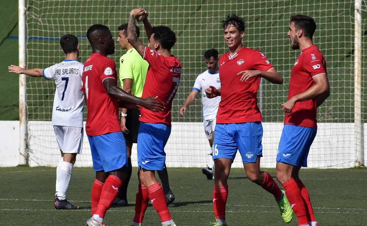 Varios jugadores rojillos festejan un gol. 