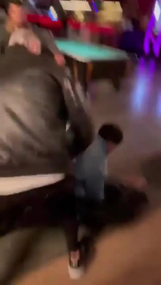 El vídeo viral de Omar Montes dando un botellazo a un joven en la cabeza