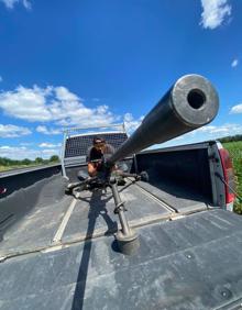 Imagen secundaria 2 - Arriba, Iván Oleksii en el taller en el que blindan los todoterrenos. Voluntarios de la Legión Georgiana junto a uno de los coches. Una ametralladora pesada en uno de los 4x4.