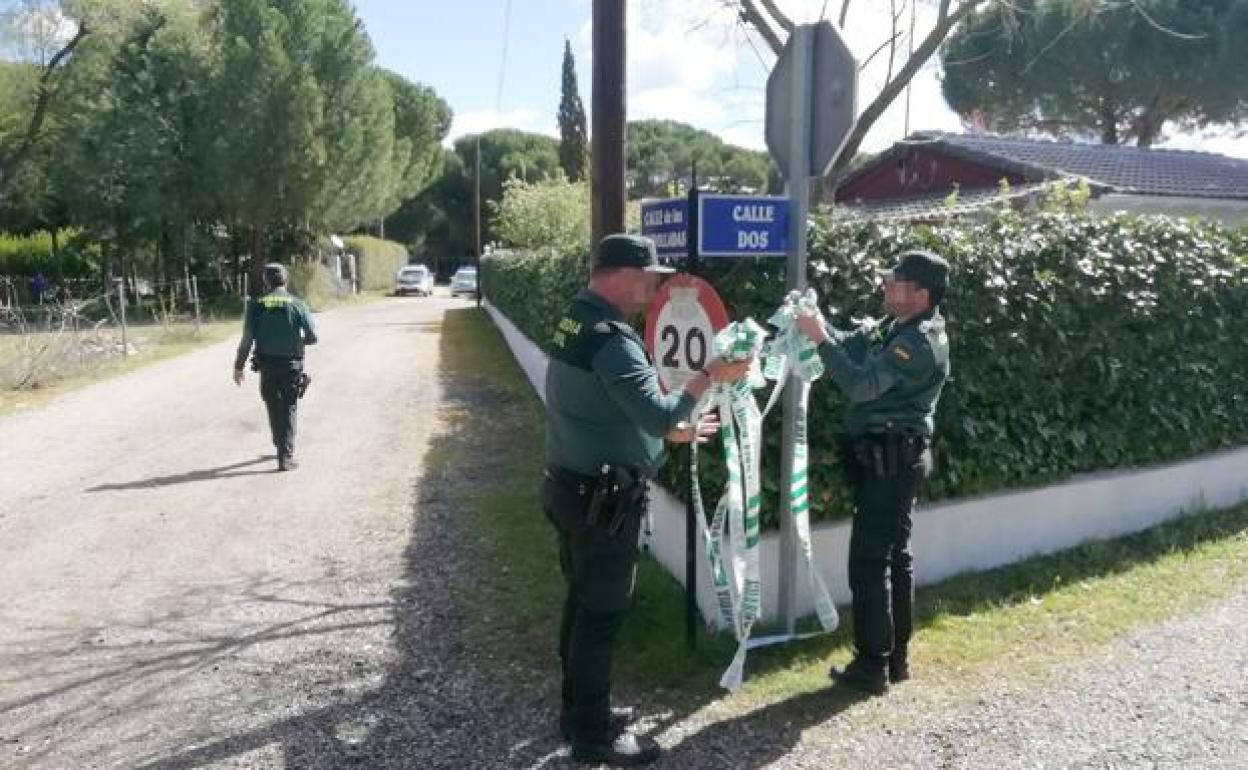 Guardias Civiles acordonan el acceso al chalé del principal sospechoso en la urbanización El Romeral en abril de este año. 