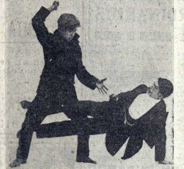 Rakú, en el suelo y de chaqué, se enfrenta a un oponente vestido de 'apache', un pandillero de París.