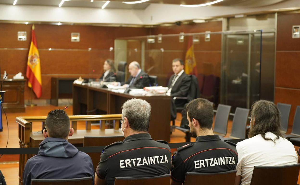 Los dos acusados, custodiados por ertzainas, en la sala de vistas de la Audiencia Provincial de Álava. 