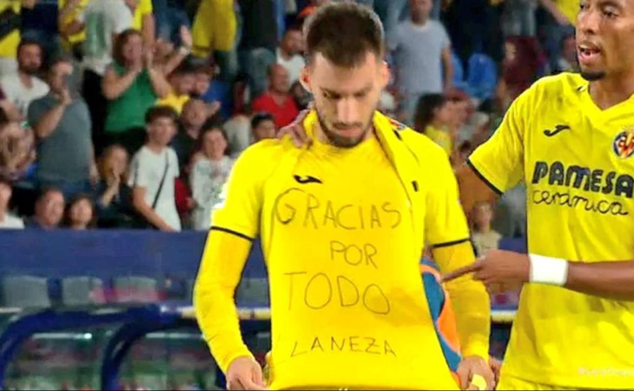 Momento en el que Álex Baena muestra la dedicatoria al fallecido Llaneza. 