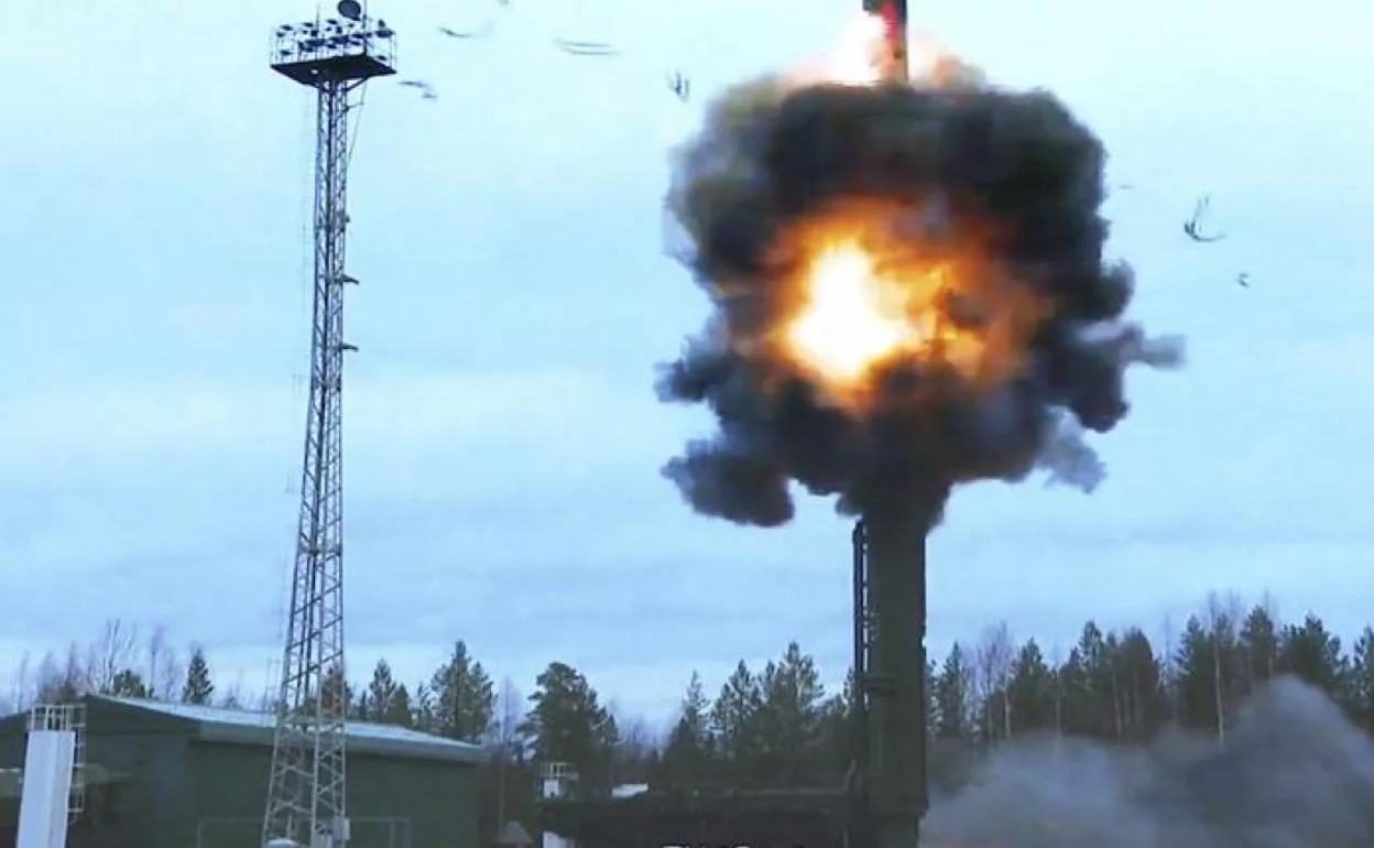Imagen publicada por el Ministerio de Defensa ruso que muestra la fuerza del misil 'Yars' durante los ejercicios militares en el cosmódromo de Plesetsk. 